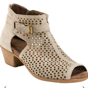 New Earth Seren booties. Size 6.5